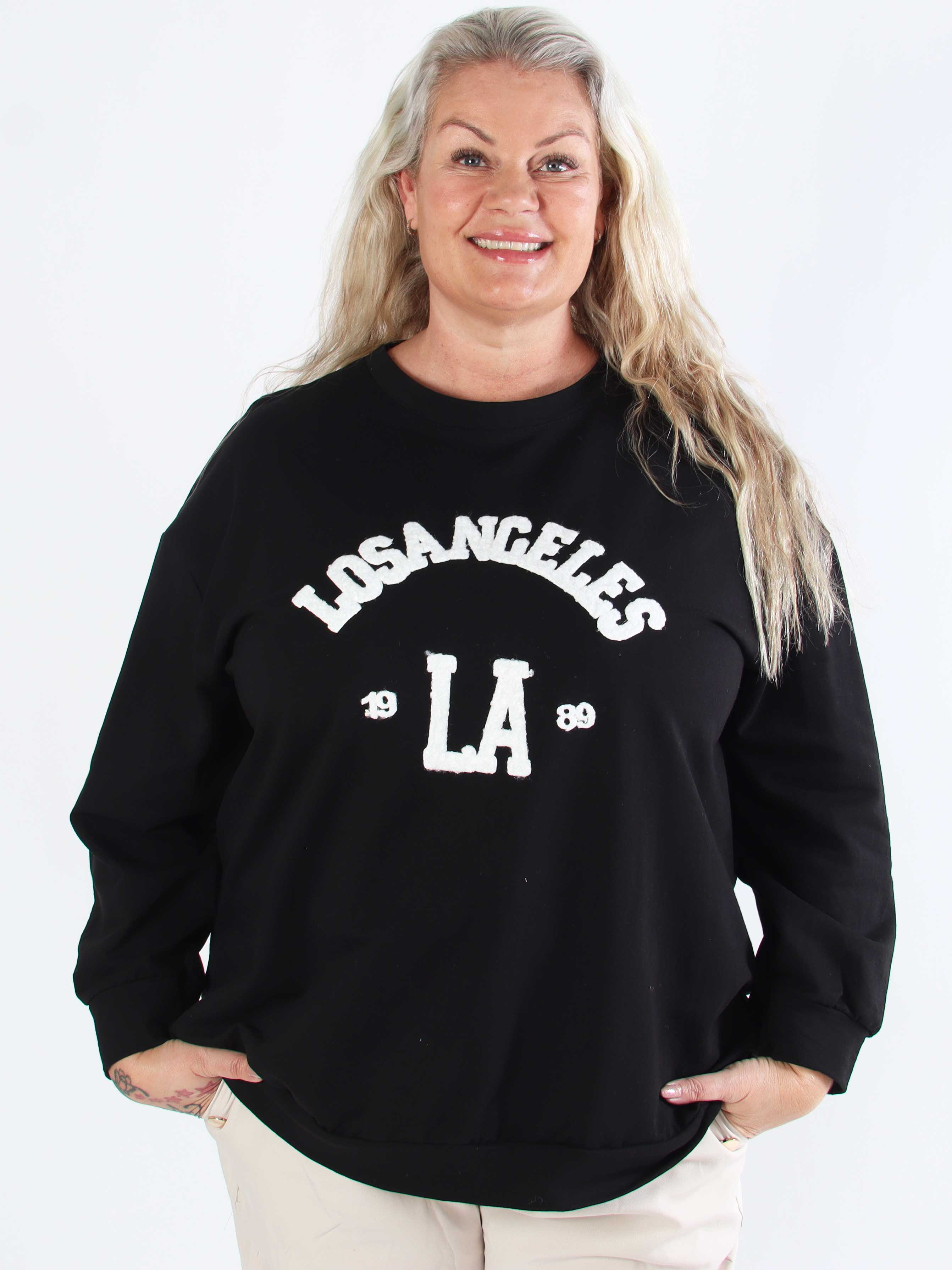 Magnolia - Plus size joggingtopp med LA skrivet i plysch